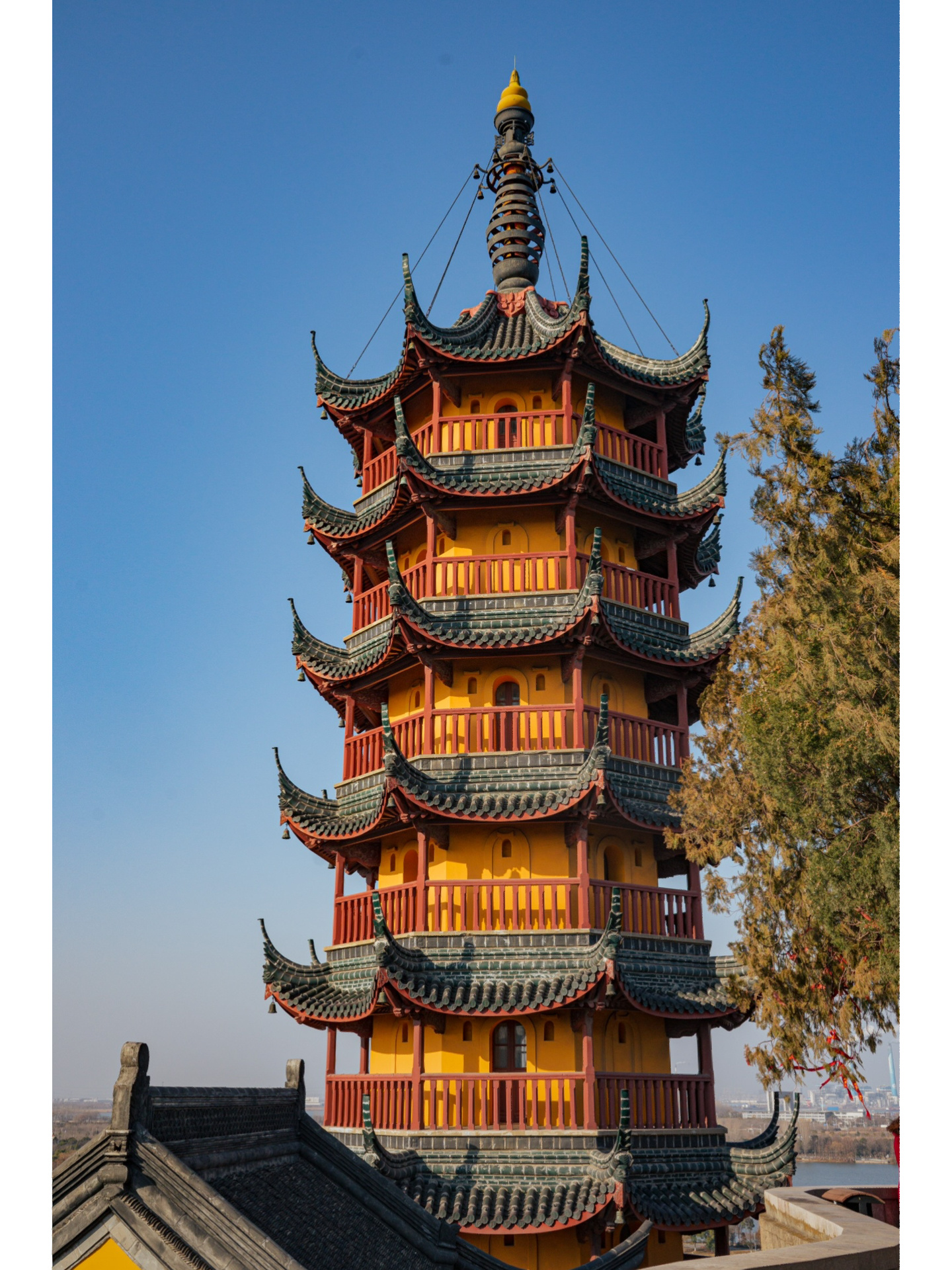 这里是白娘子水漫金山寺 金山公园是国家aaaaa级旅游景区.