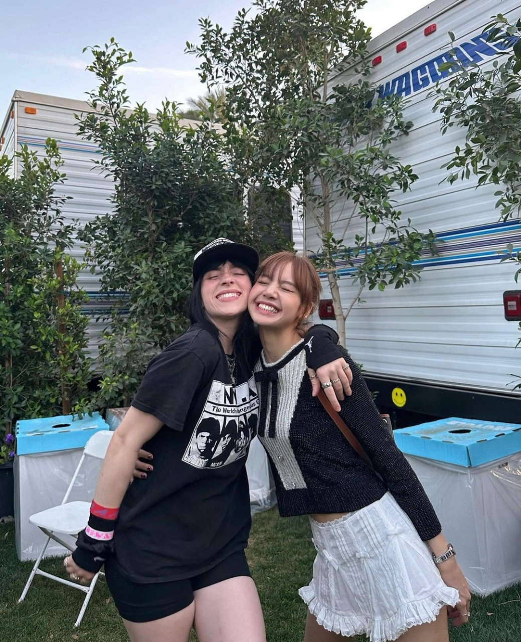 碧梨 billie eilish 与布莱克61品克 blackpink 成员 lisa 合照公开