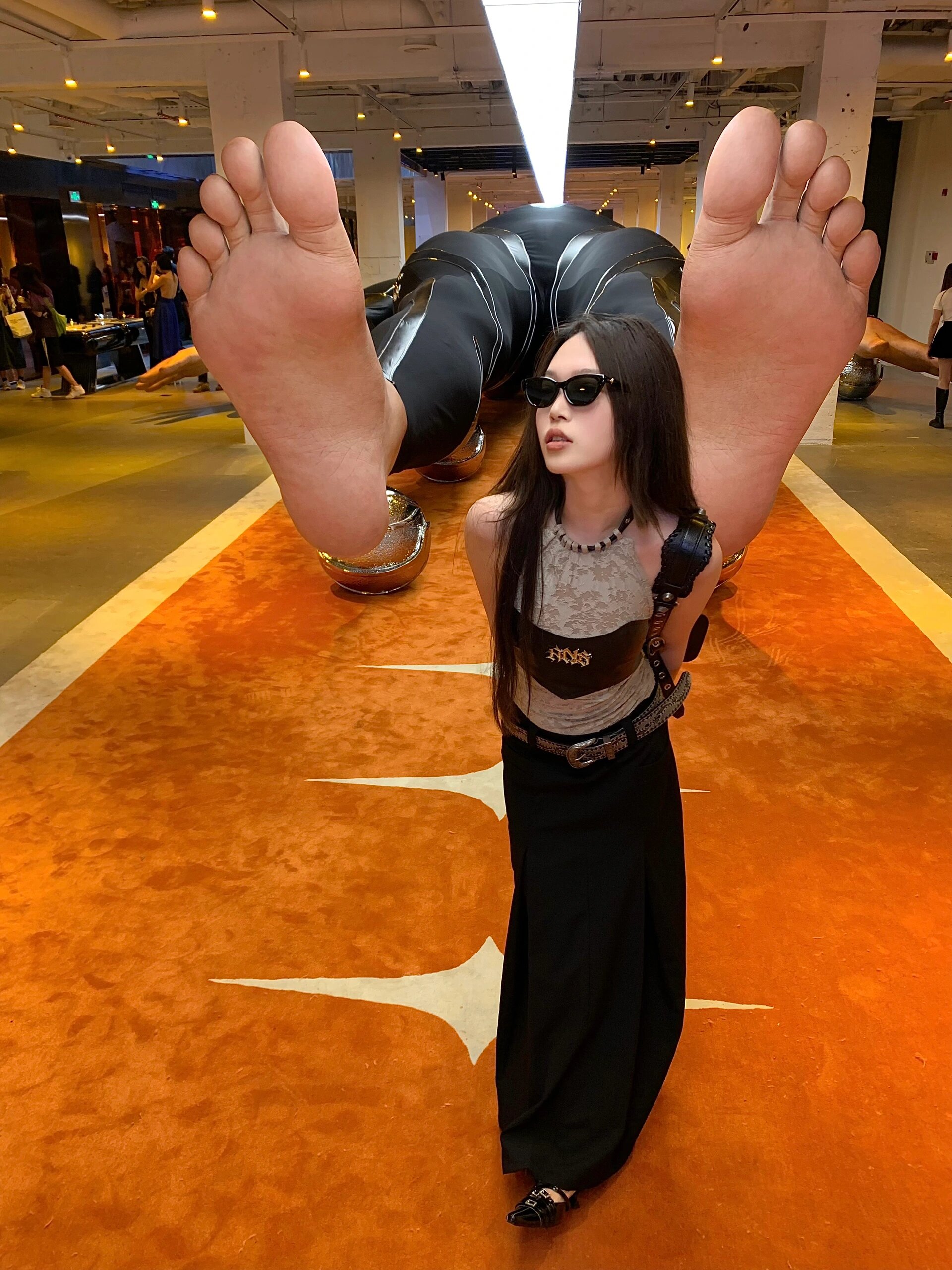 gentle monster惊现巨人❗️chao大🦶脚丫子!