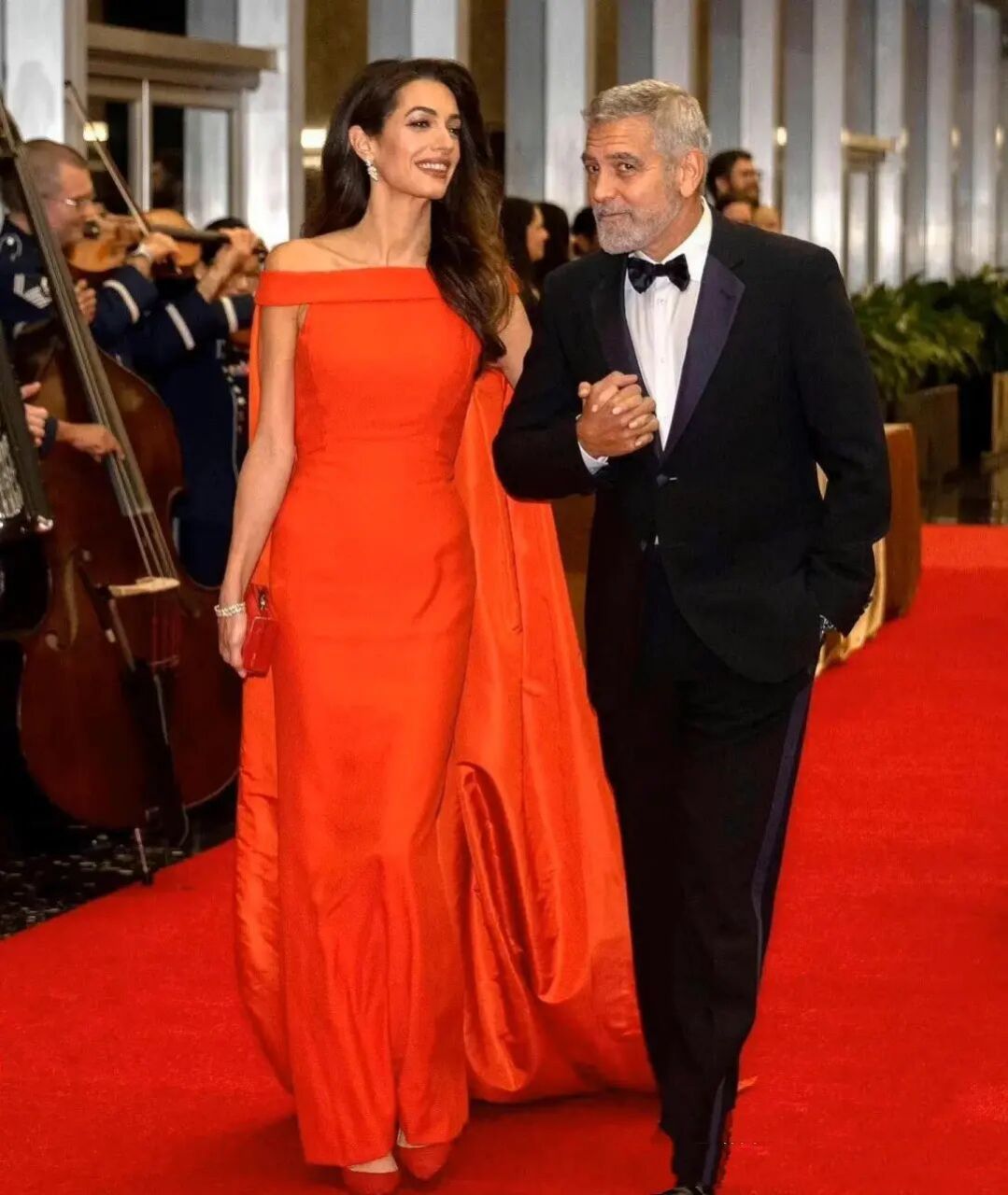 大明星乔治克鲁尼和他美艳的律政俏佳人老婆艾莫·阿拉慕丁在共同出席