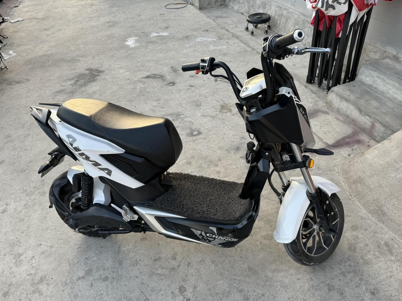 爱玛极客电动车,成色如图,60伏电池,电池很好,还有半年质保