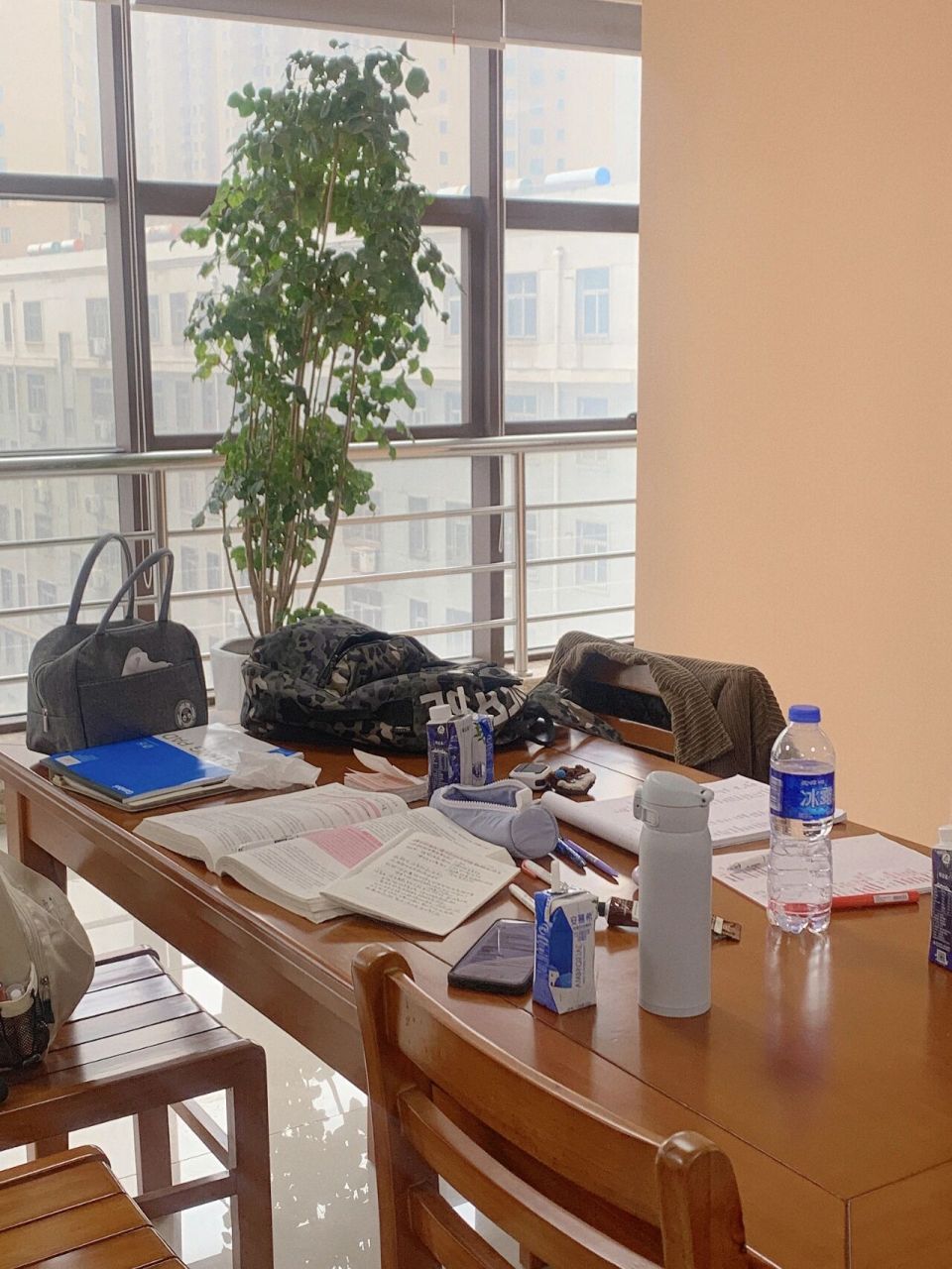 咸阳的学习地(二)秦都区图书馆 地址:文林路 (陕财院对面)4-6楼是图书