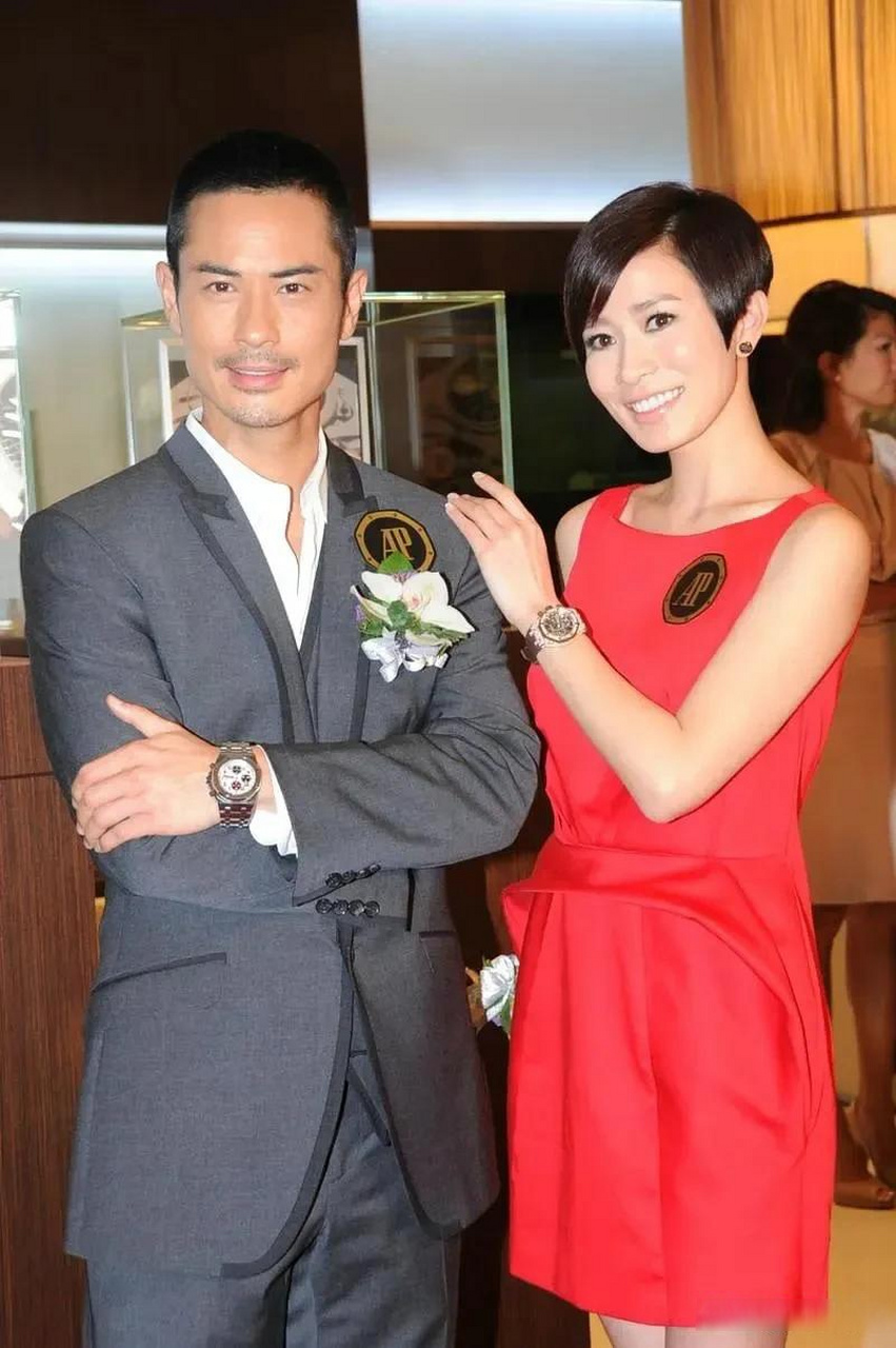 佘诗曼 和众多男星同框,  第一张都好年轻,郑嘉颖粉色t恤,真帅气.