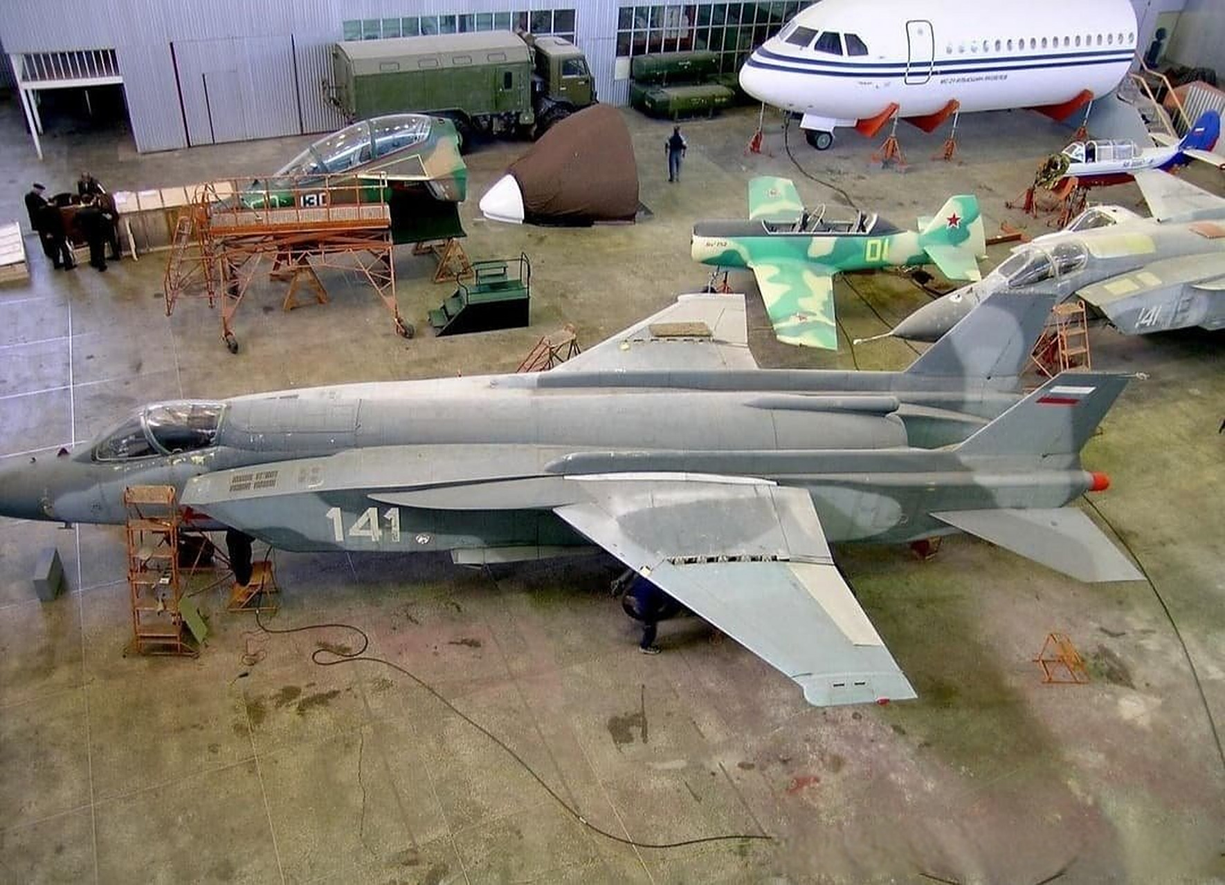 雅克-41两架原型机同框