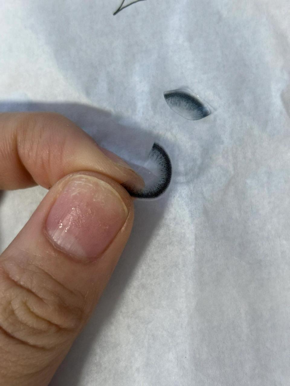 拉拜诗 今天刚到的美瞳,刚带了一下就放盒里泡起来了,在看就碎了,商家