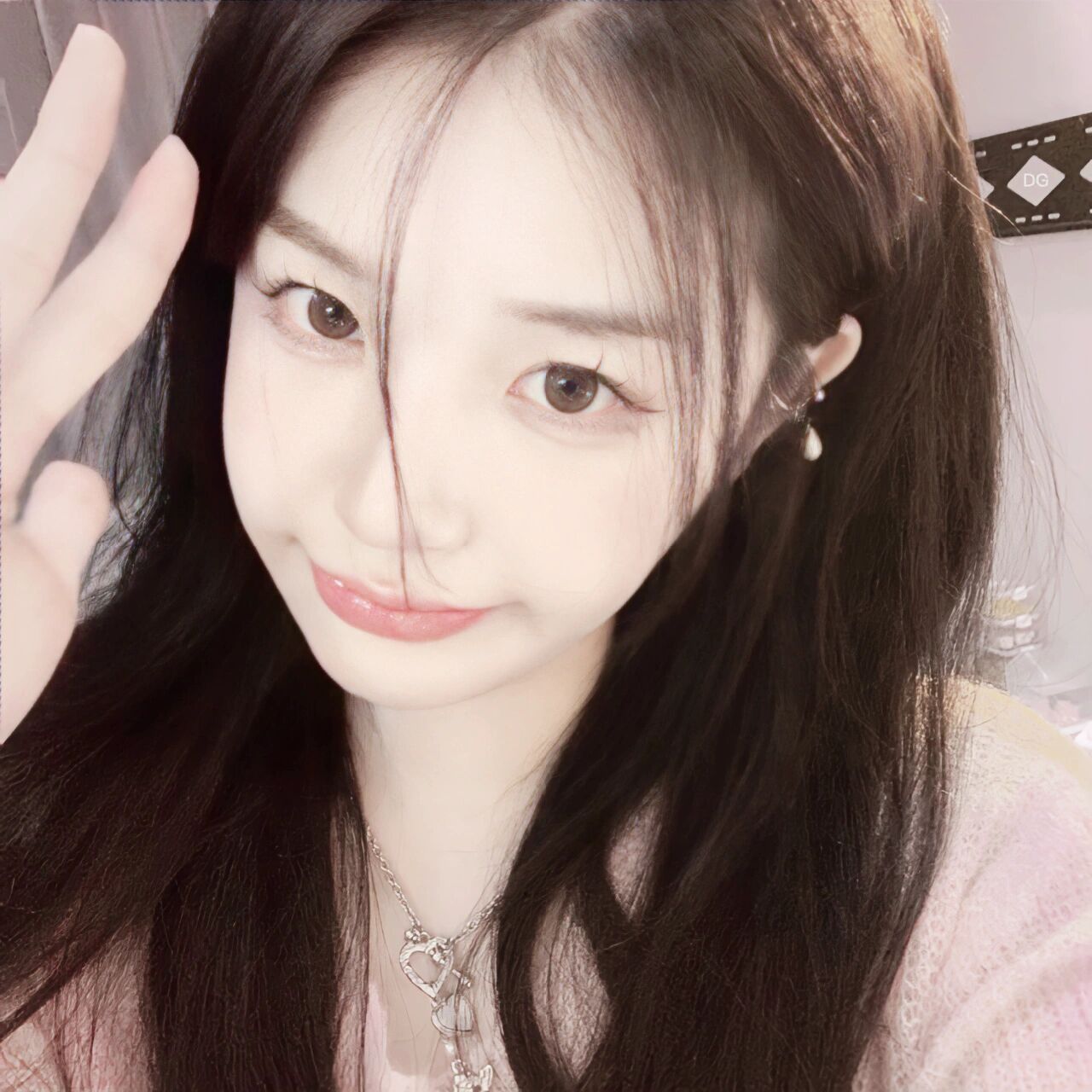 纯欲风女生头像     盛夏是橘子味棒棒糖的甜腻,是繁星决定不再躲闪的