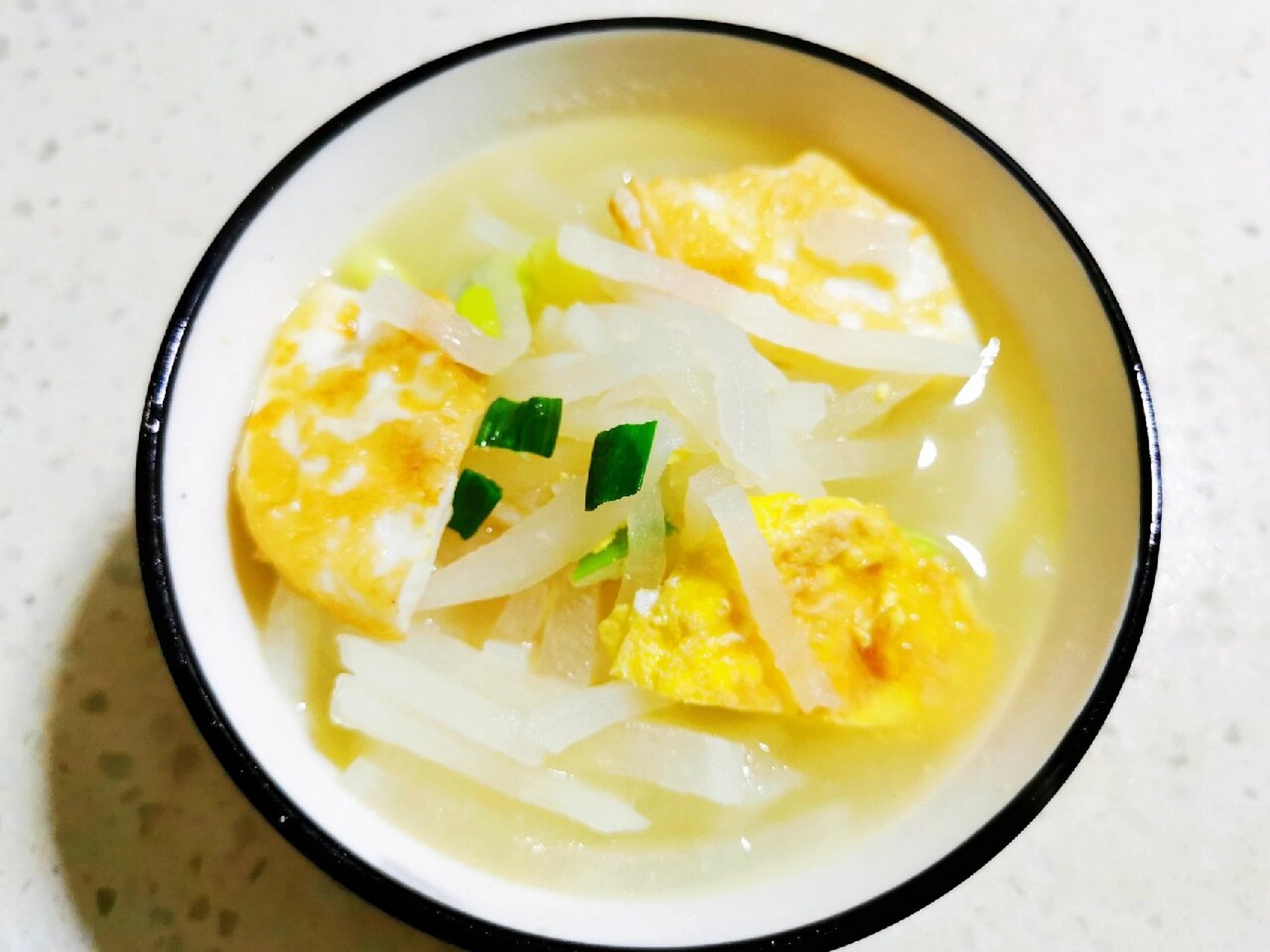 微甜,清爽汤色浓白的荷包蛋萝卜丝汤 白萝卜具有消食,下气,润肺的功效