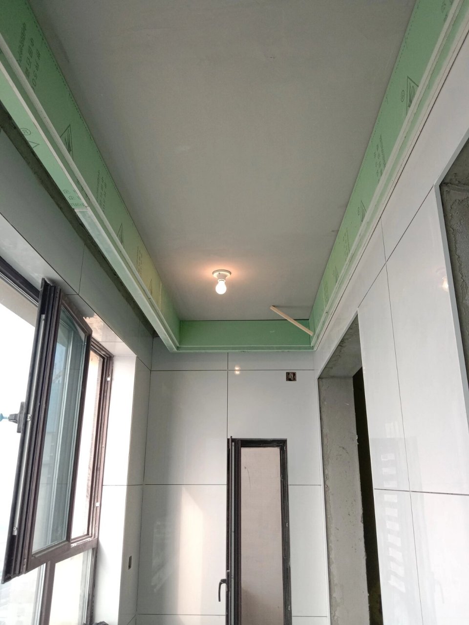 阳台木工吊顶,做窗帘盒 舍弃掉原有的阳台集成吊顶,改做了一圈双眼皮