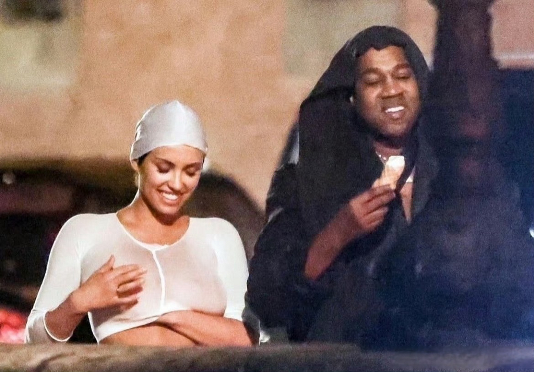 侃爷kanye west和妻子bianca censori在意大利的街头吃着冰淇淋散步