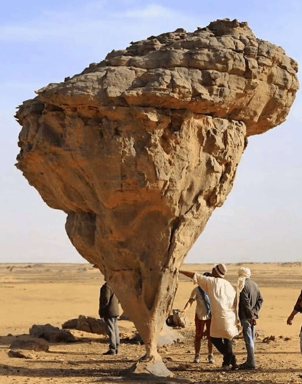 这巨大的岩石形状酷似蘑菇,竖立在阿尔及利亚的沙漠中