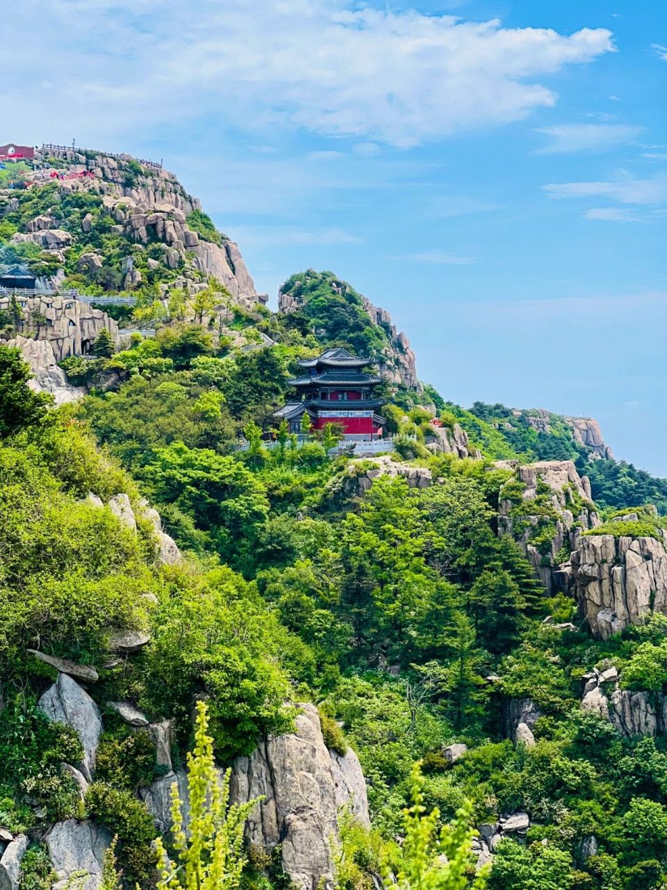 初夏,浅爬了五岳之首—泰山,有幸山顶遇见彩虹