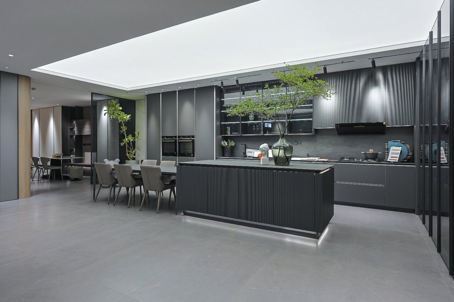 北京全屋定制|米兰灰意式极简餐厨致敬纯粹 厨房餐厅融为一体,与客厅