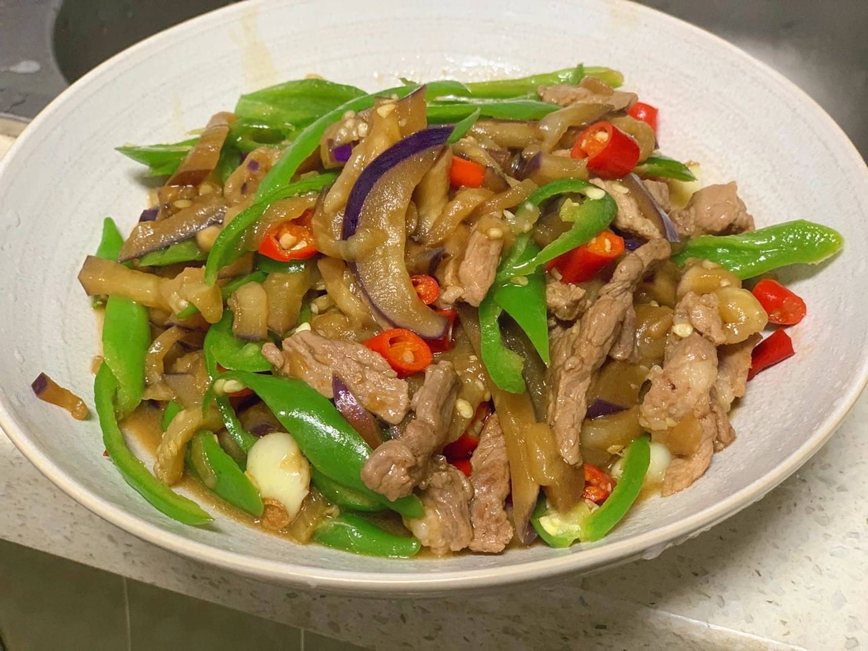 简单好吃的茄子炒肉 78食材:茄子 前腿肉 青椒 小米椒 蒜粒 166