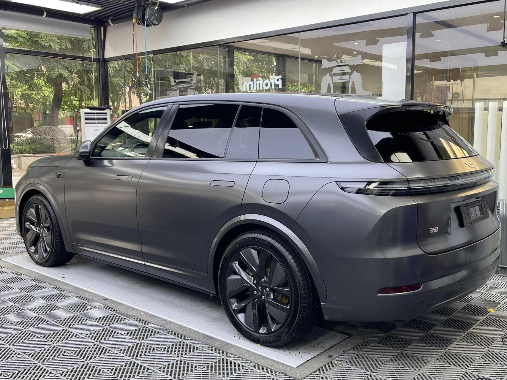 理想l7 三膜完工交车 尊膜i8磨砂车衣77高隔热太阳膜 门边亮条也一