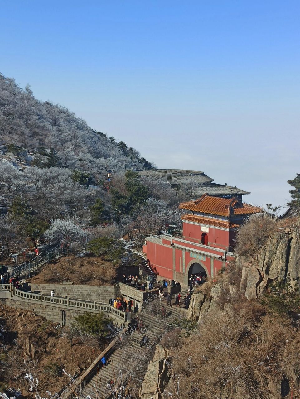 这款冰箱贴是亚克力材质,在景区的自动贩售机里买的,应该是泰山官方