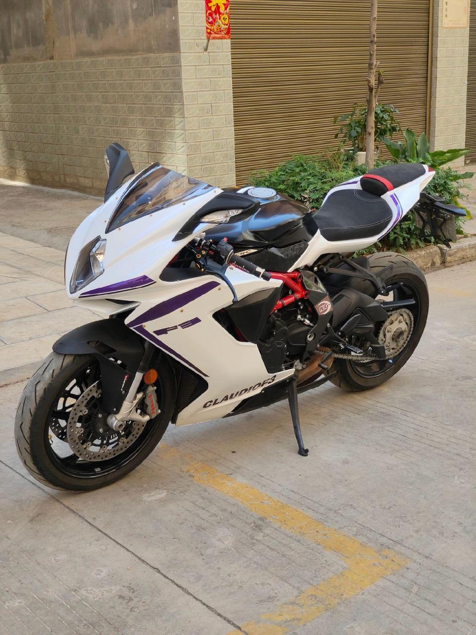 奥古斯塔f3,上牌几个月的车,全车改色车衣,原车颜色红白色,146匹马力