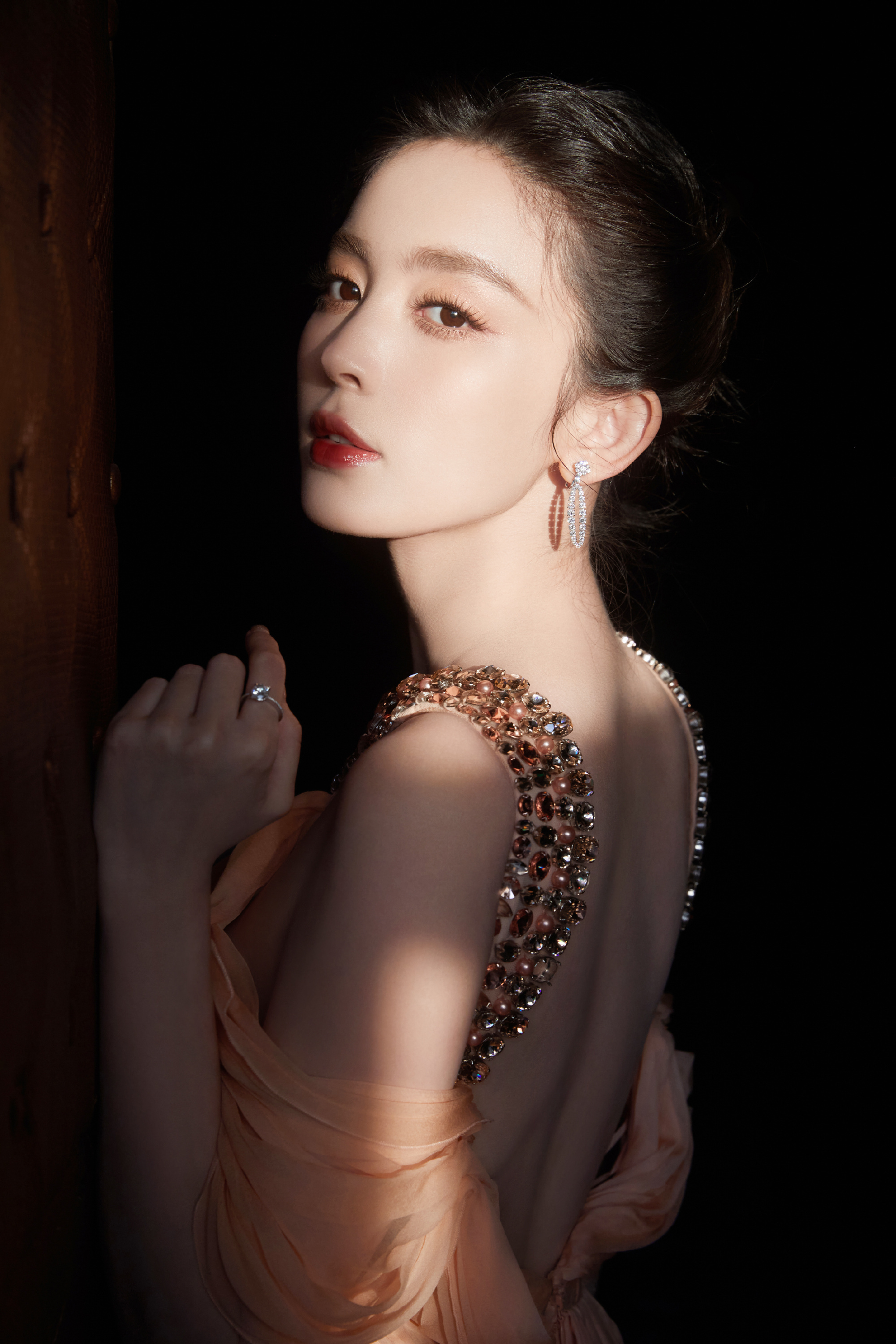 古力娜扎拖尾羽毛长裙,仙气满满