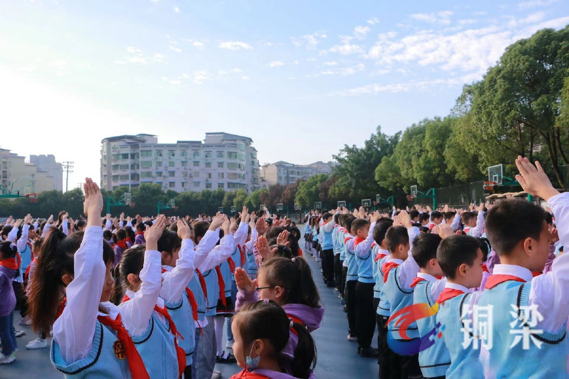 铜梁龙都小学556名新队员入队】10月19日,铜梁龙都小学举行"喜庆党的