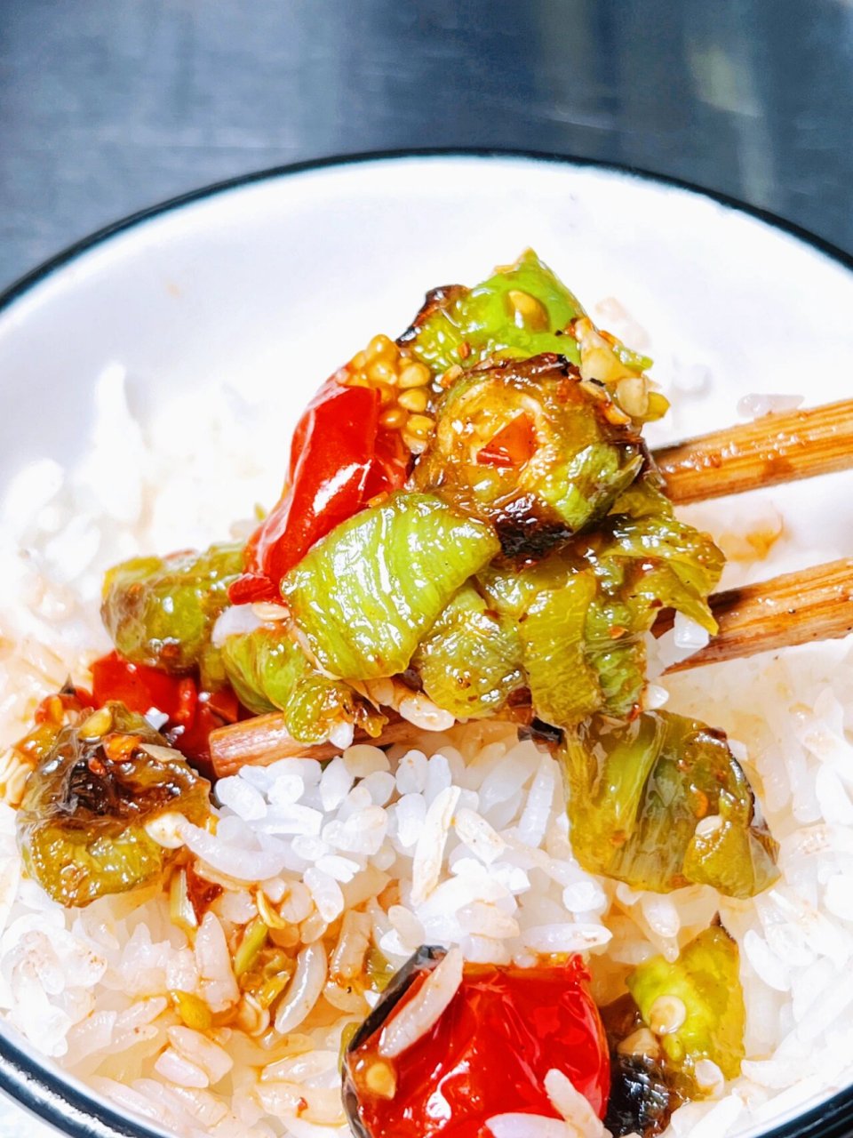 屏边特色美食97爆爽烧烤饭77烧番茄 这次到屏边来玩找了一家好吃