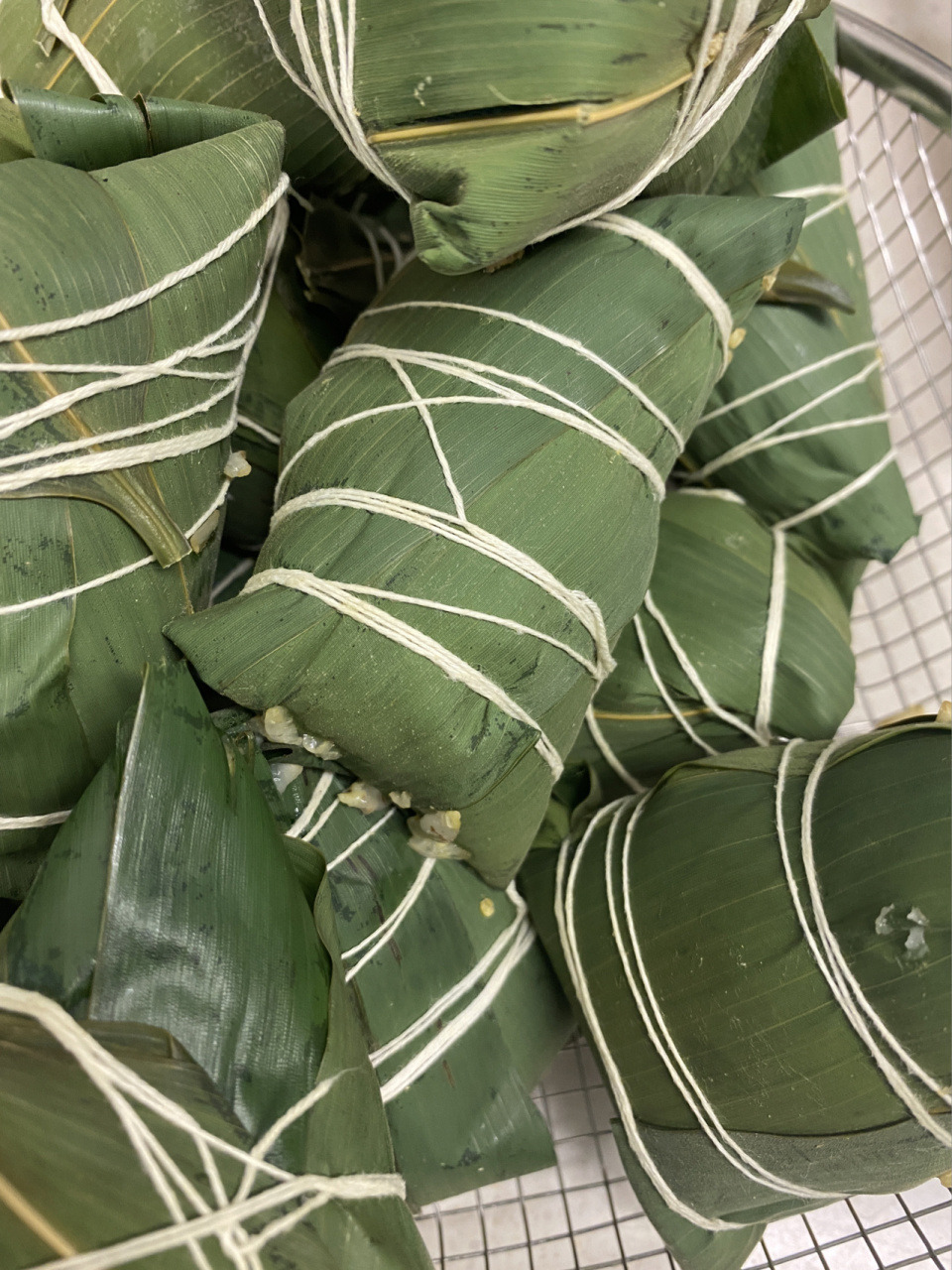 请大家帮忙看看这是不是返青粽叶 今天刚包好的粽子,就刷到了返青粽叶