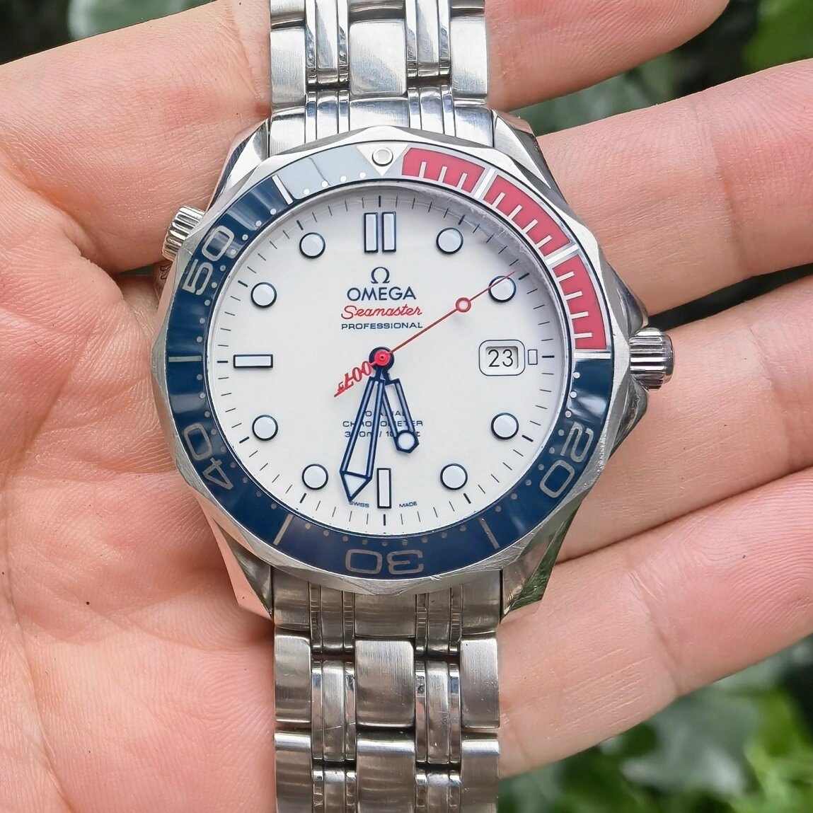 一只全球限量7007只的欧米茄海马手表潜水表