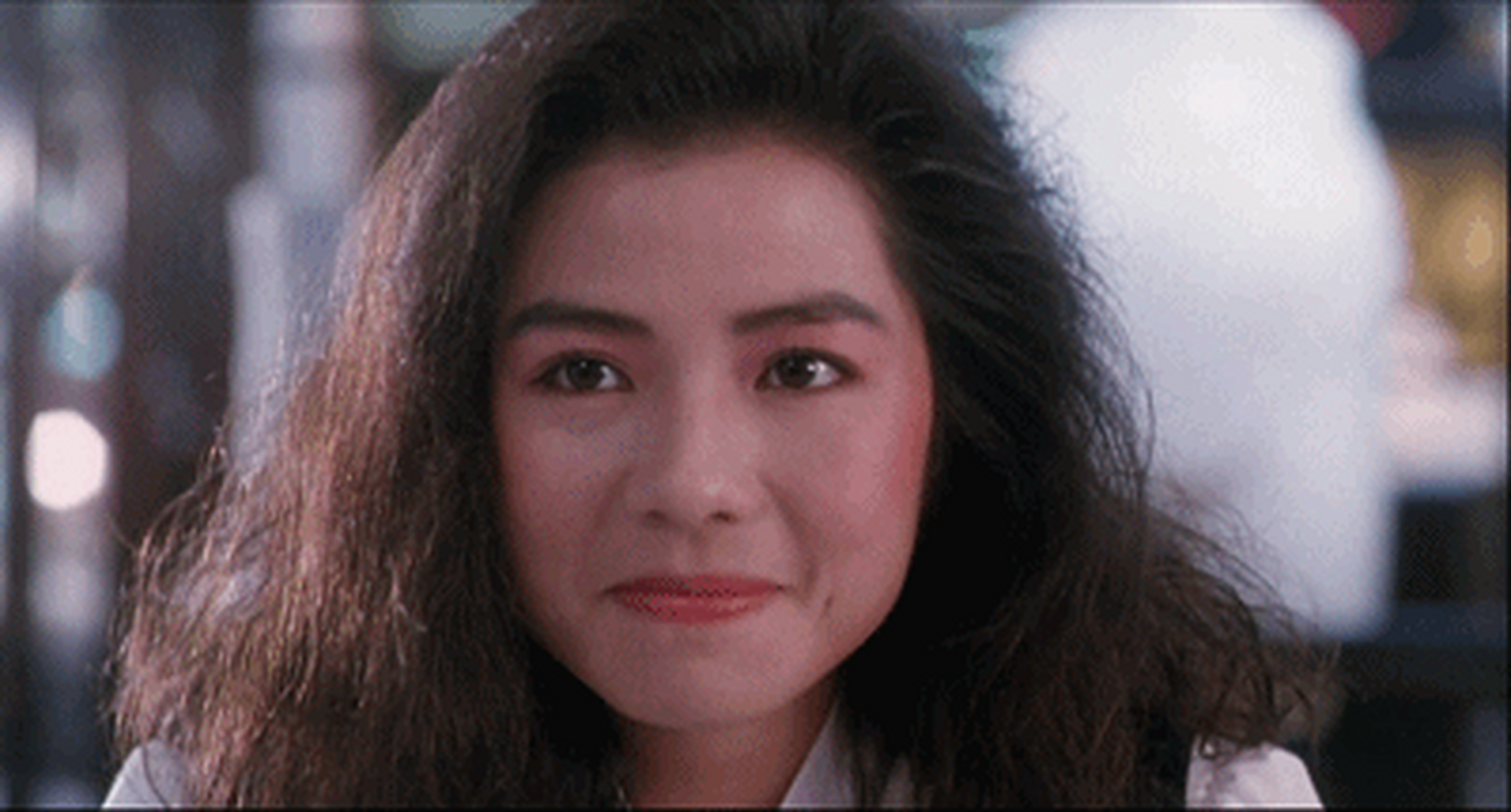 2007年,钟楚红丈夫葬礼,她在周润发怀里大声痛哭,十分悲伤.