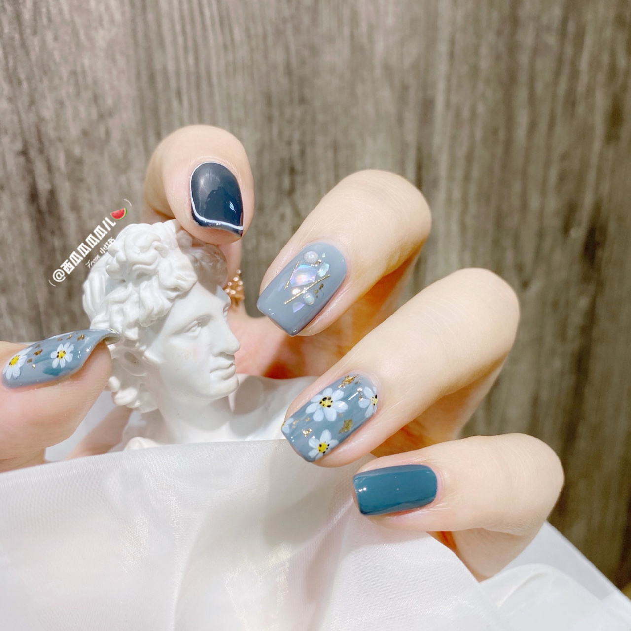 冷淡风雾霾灰蓝色系95ins风雏菊手绘美甲 7415油画感手绘小雏菊