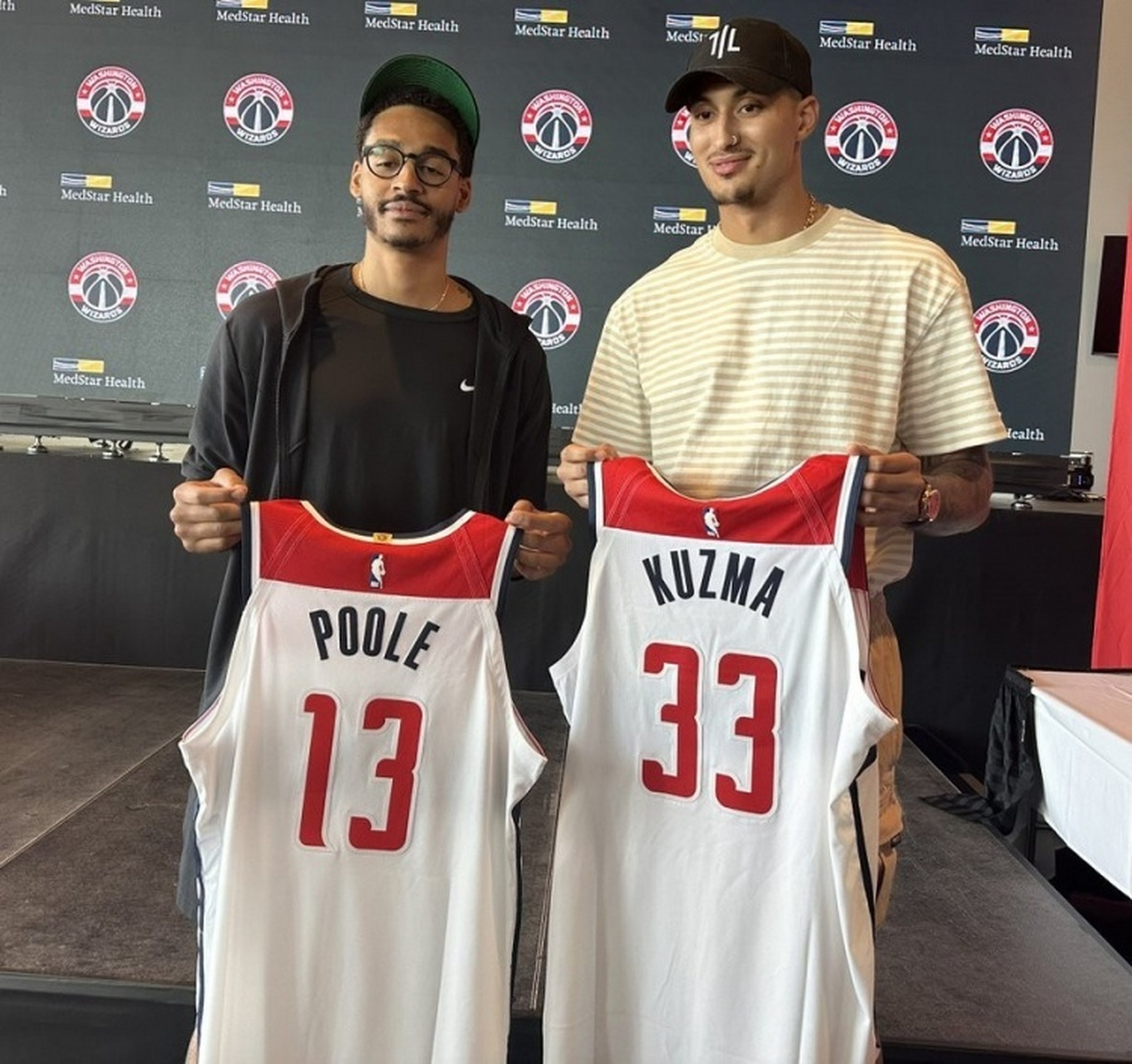 普尔与库兹马合影#   今天奇才新援普尔参加媒体会,现场他与续约奇才