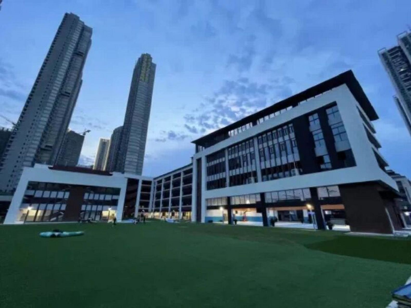 2021年,远洋集团斥资约2亿元助推钟家村小学焕新升级,区域内结合汉阳