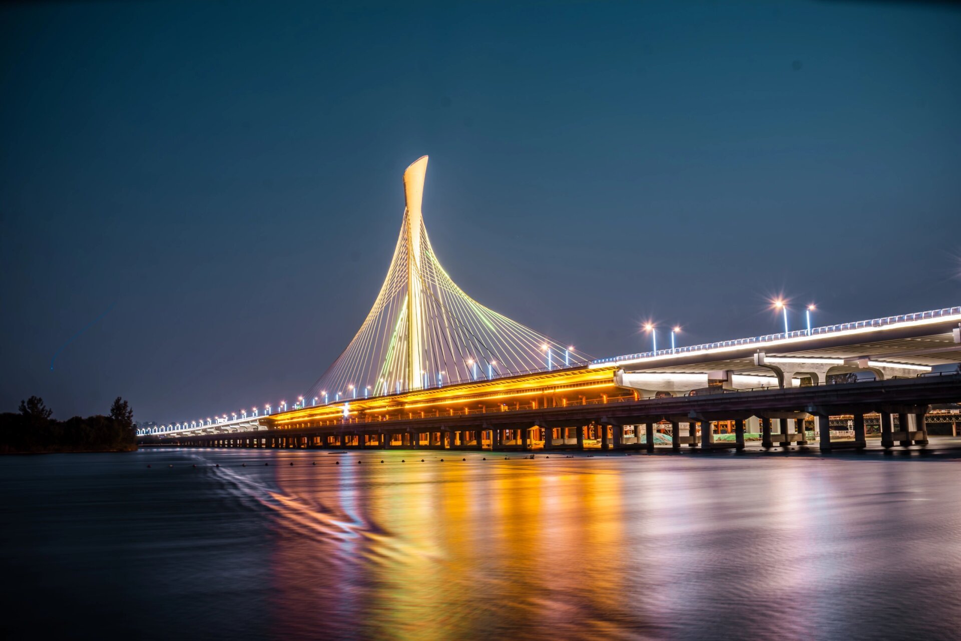 石家庄新地标-滹沱河大桥 夕阳西下,倒影在河面之上,如同一幅天然的