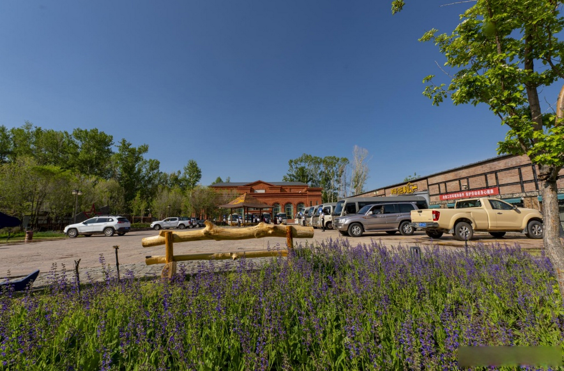 芳华·故事里运动员公寓位于新疆阿勒泰地区富蕴县可可托海镇,在群排