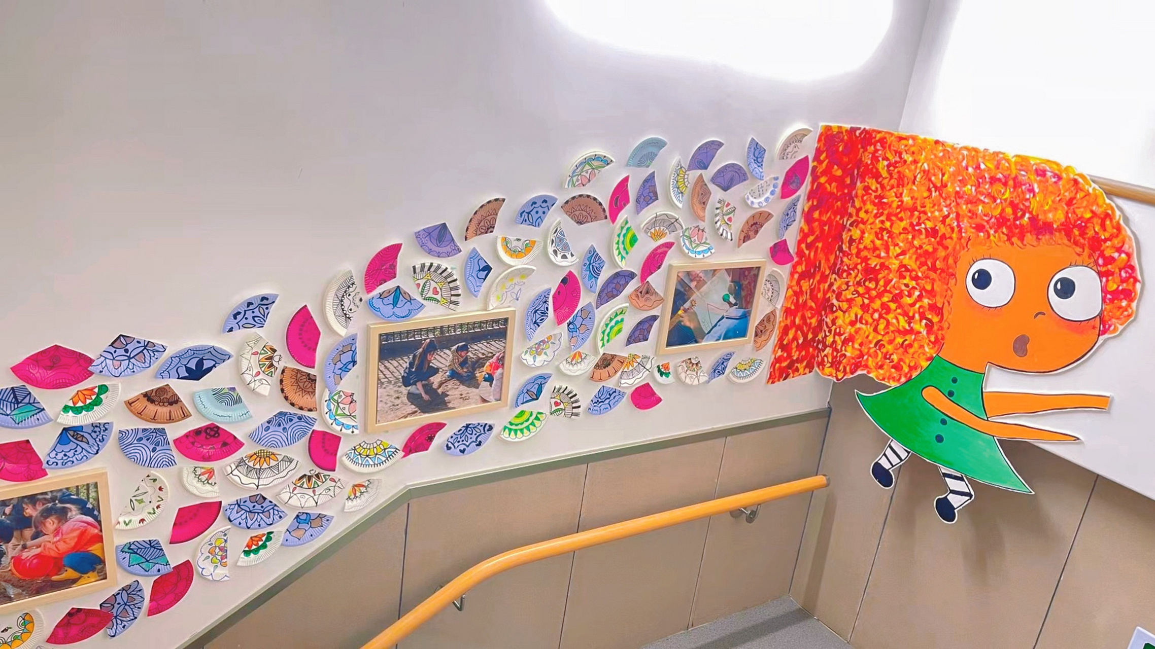 幼儿园走廊环创 | 无处不在的色彩 楼梯是幼儿每天都会接触到的,在目