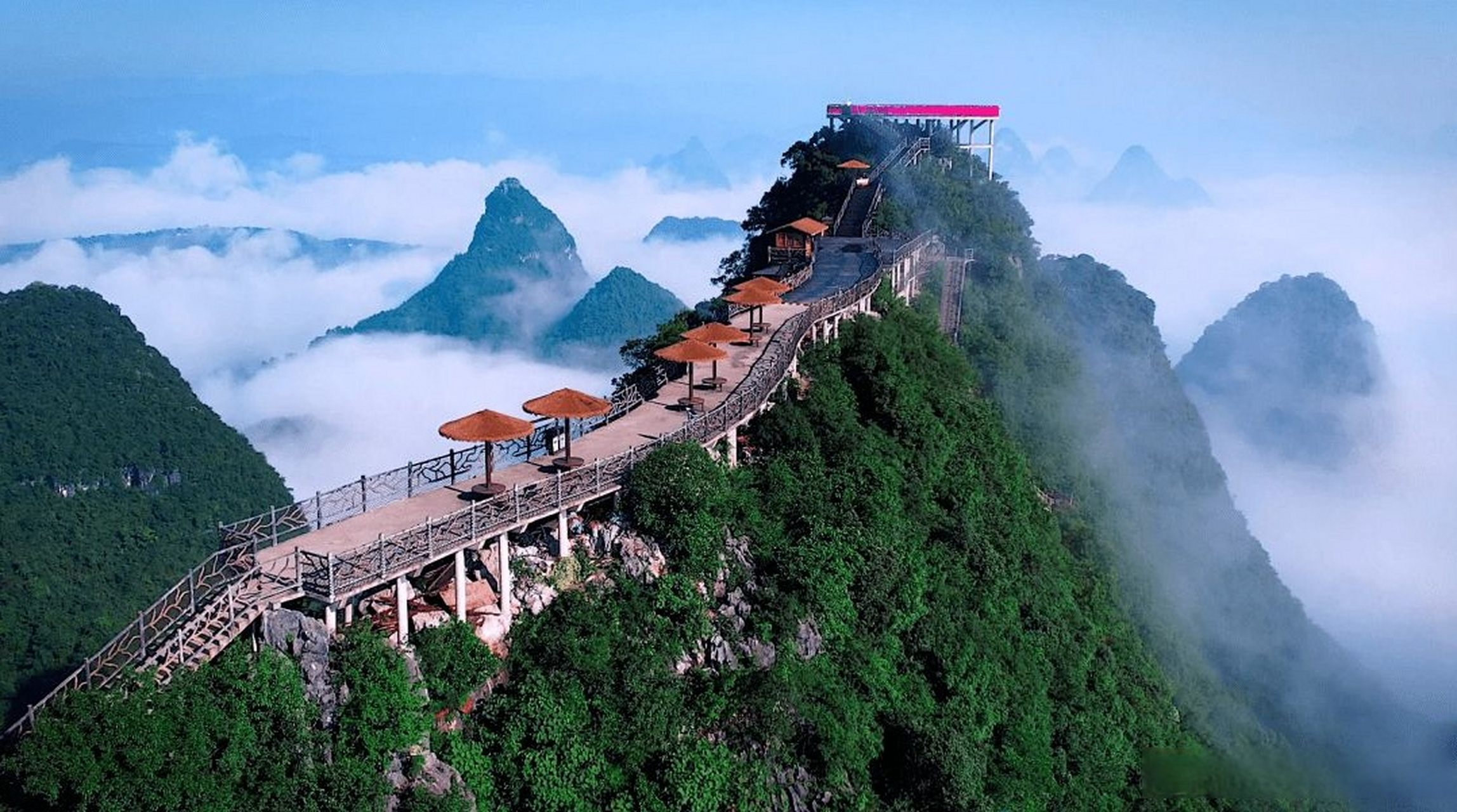 阳朔如意峰拥有纯天然的自然景观和喀斯特峰林地貌,峰林叠嶂,风景如画