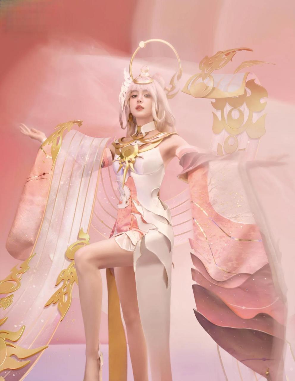 娜扎cos粉衣貂蝉,还原度好高,娜扎真的好美,不管是身材还是颜值都没得