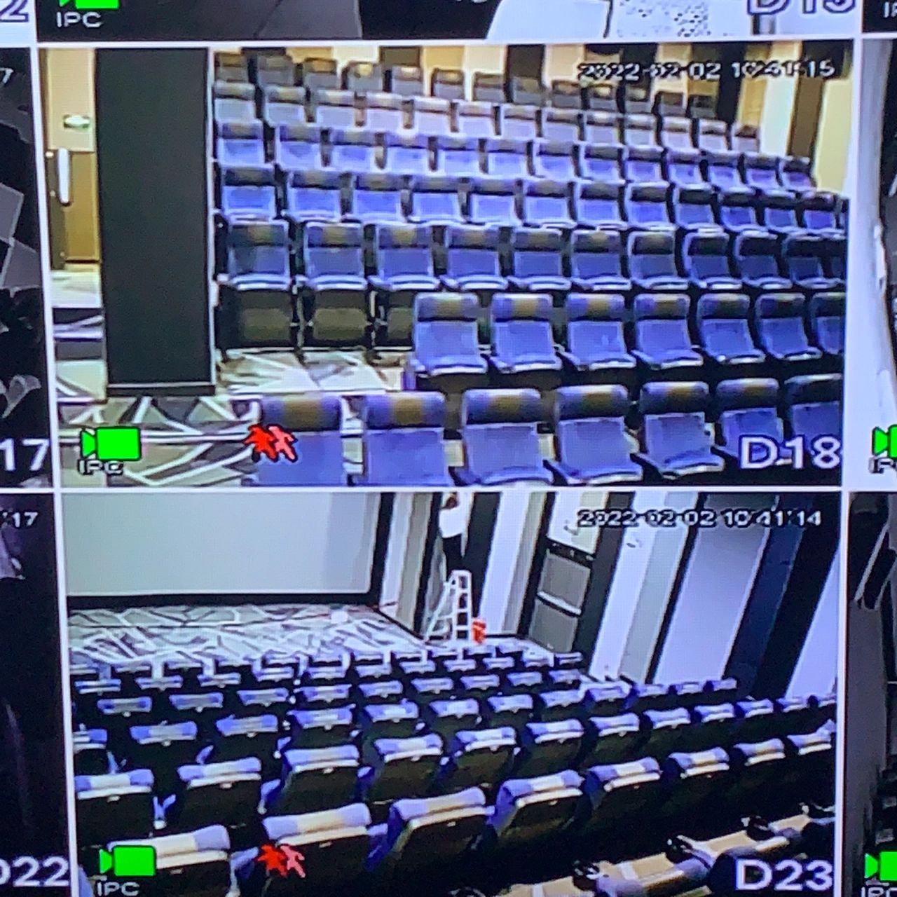 电影院的监控真的很清晰 没机会再盯着监控数人头核对票数了 因为要