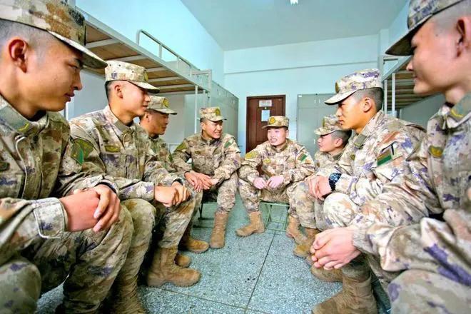 我故意把开水倒在列兵小胡的被褥上!