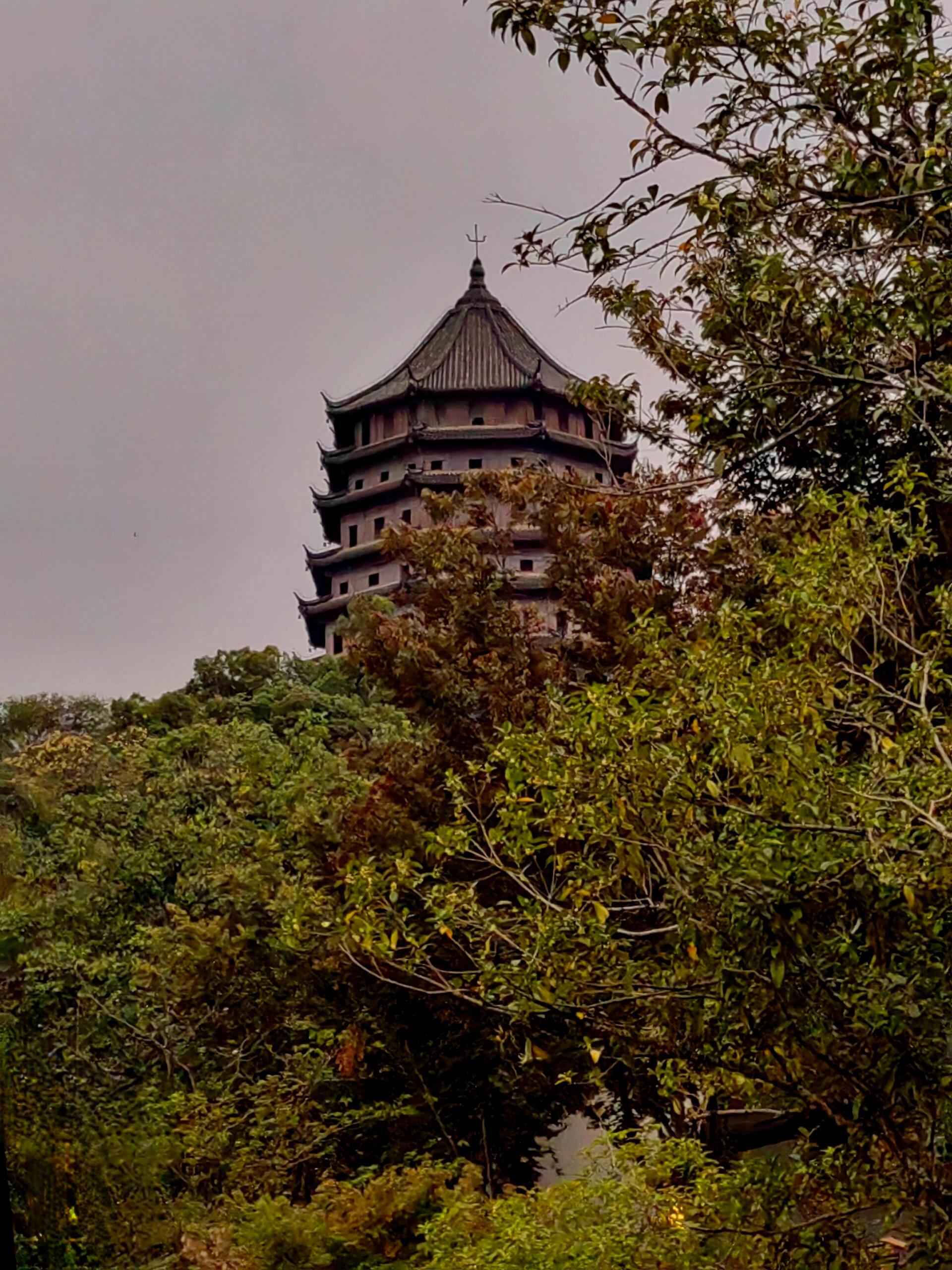 这座武松终老与鲁智深圆寂的古塔,就屹立在钱塘江畔.