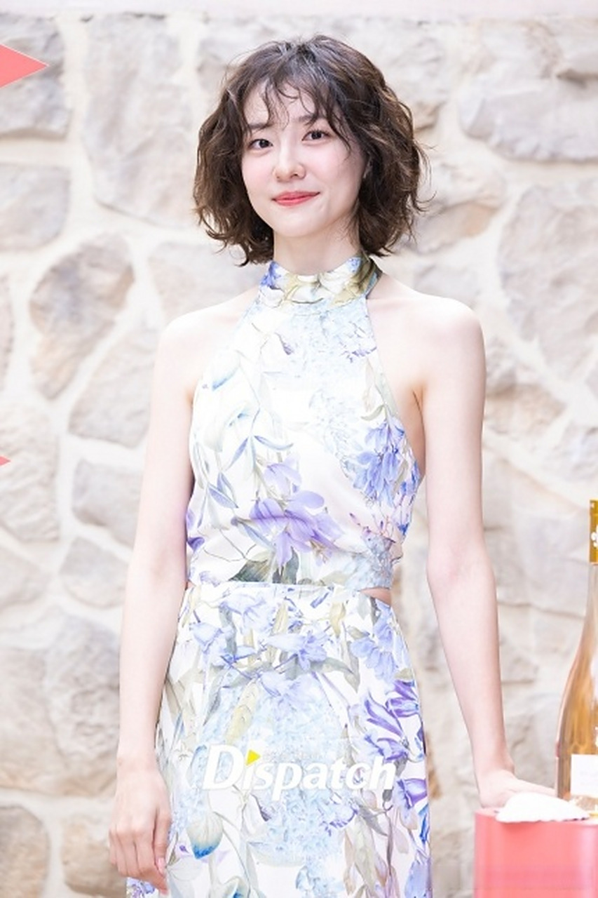 4日,演员#朴智炫# 出席了某红酒品牌在首尔举行的宣传活动.