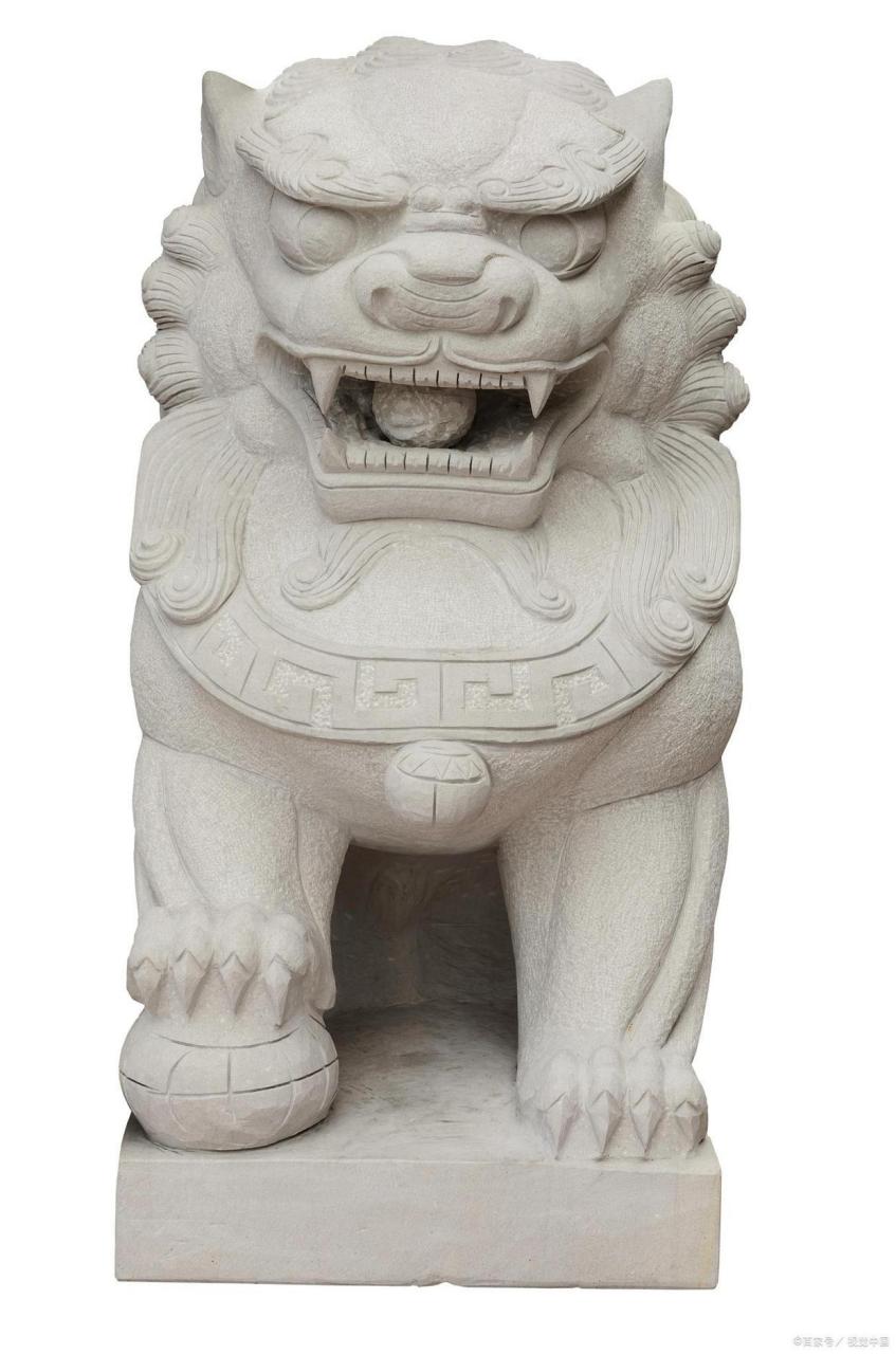 石狮子的嘴里为什么要放个石球 石狮子是一种传统的中国石雕艺术品