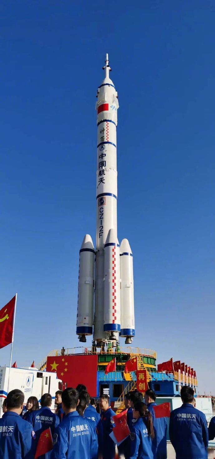 神舟十九号载人飞船与长征二号f遥十九运载火箭组合体已转运至发射区