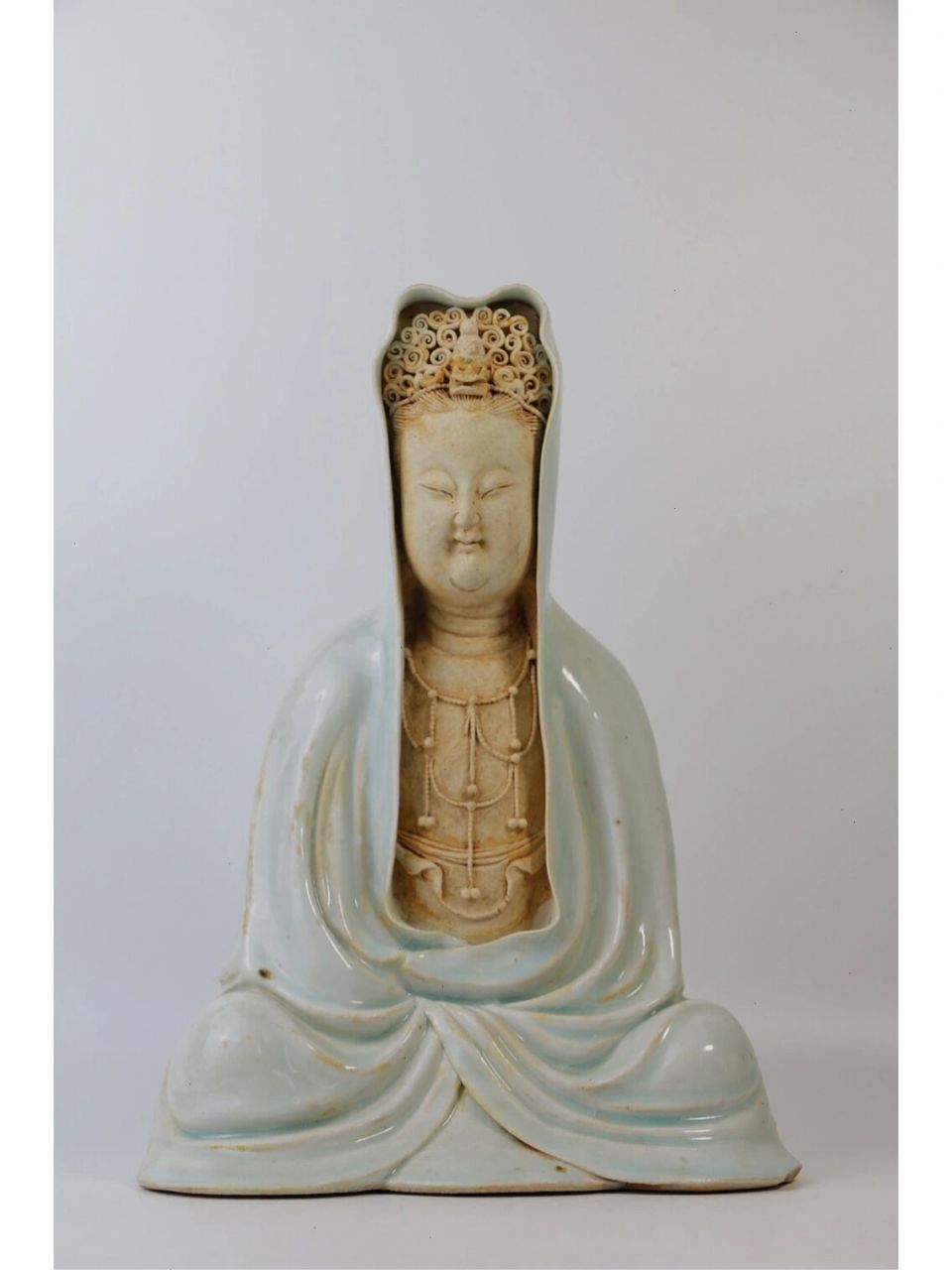 影青瓷观音坐像 影青瓷观音坐像,品相如图,器型规整,釉水好,开脸祥和