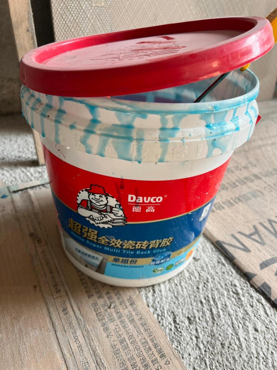 装修日记 德高c2瓷砖胶77背胶 德高c2瓷砖胶60一包,厨卫是750*1500