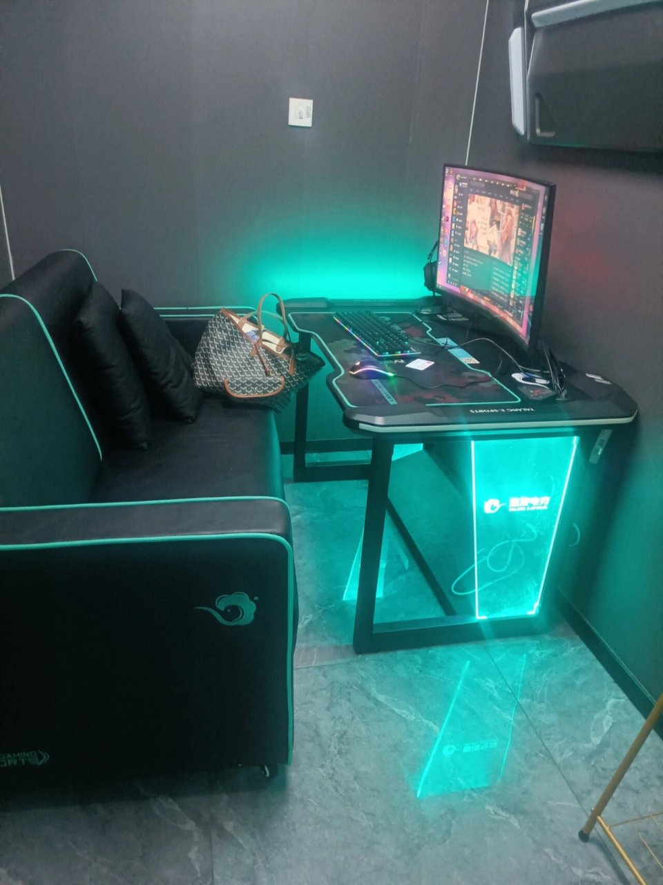 第一次网吧包夜 南京踏浪电竞网吧,真的别的不说包厢好好,一个人躺着