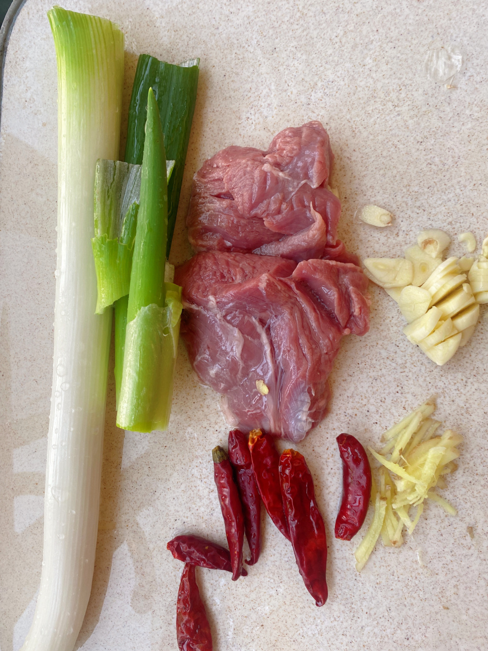 葱爆羊肉做法教程,比饭店的还好吃的葱爆羊 材料 羊腿肉,大葱,蒜头,干