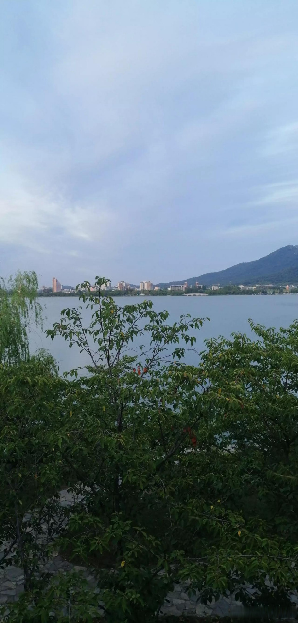 傍晚的玄武湖 波光粼粼的紫峰 远处的紫金山 一幅美丽的天然画面 夏日