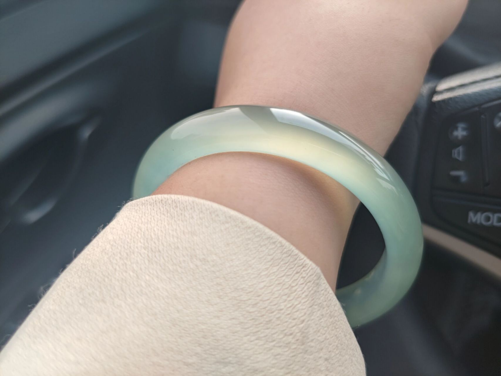 现在岫玉价格太恐怖了,买不起 看了最近的价格真的离离原上谱,22年之