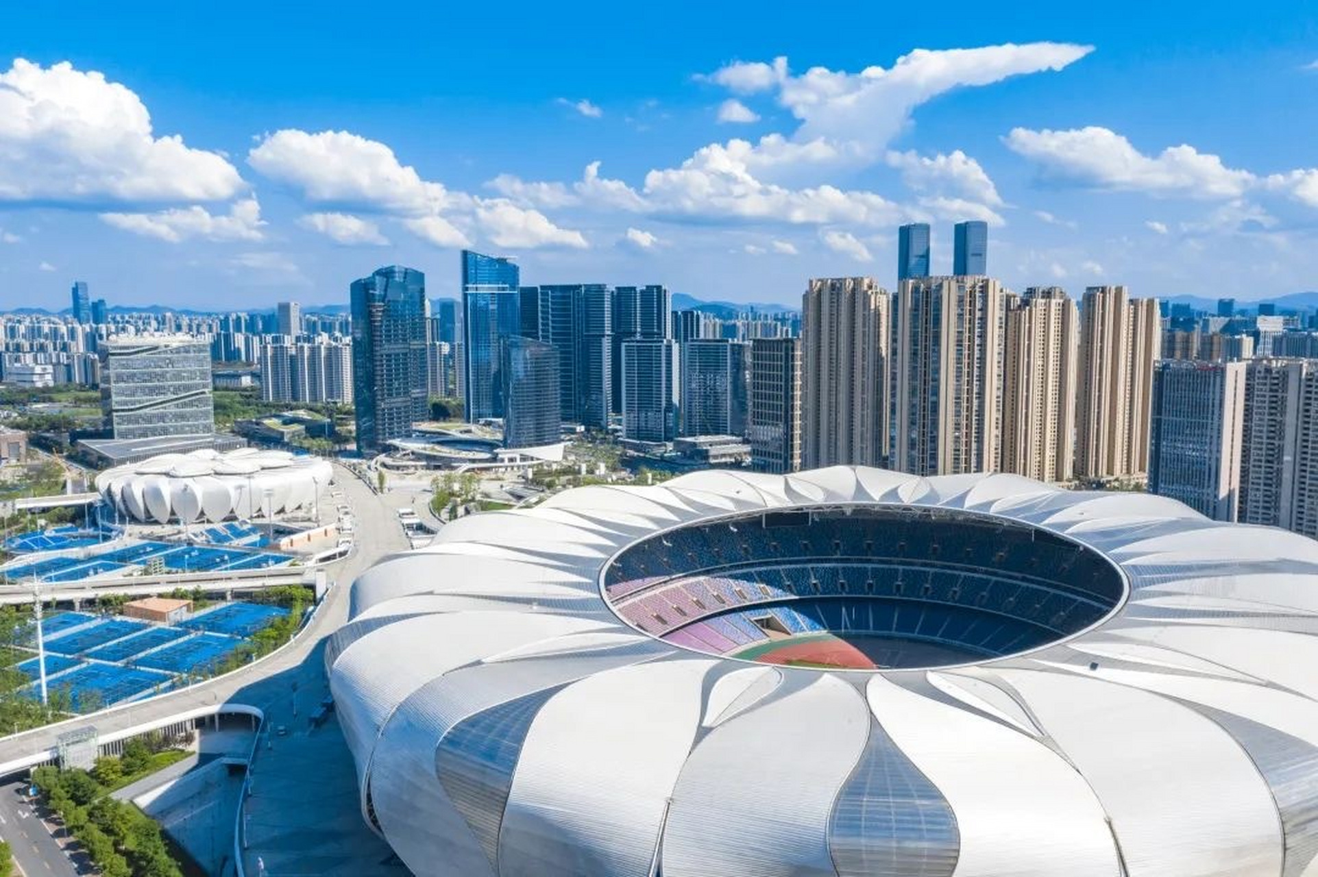 历经30余年发展,杭州高新区(滨江)始终坚持"发展高科技 实现产业化"的