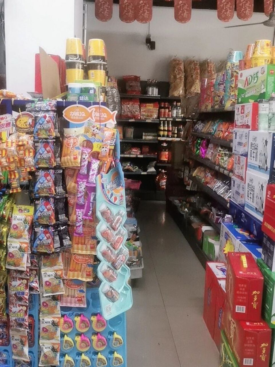 来小卖部,学生经常来偷东西,怎么处理好 今天中午,放学的时候,一个