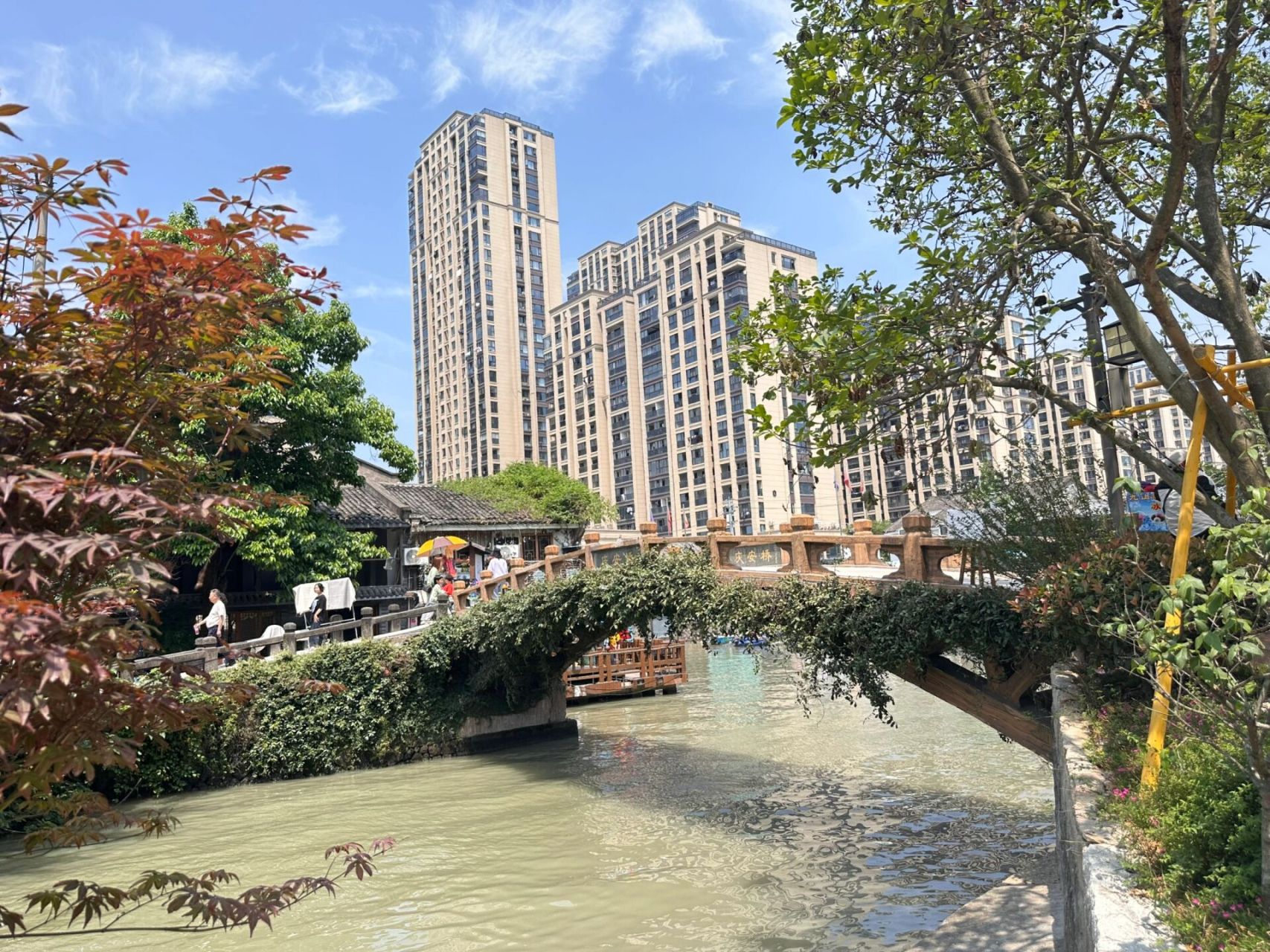 梧田老街,极具江南水乡的特色,原本这里就是商贸重地,靠着这条小小的