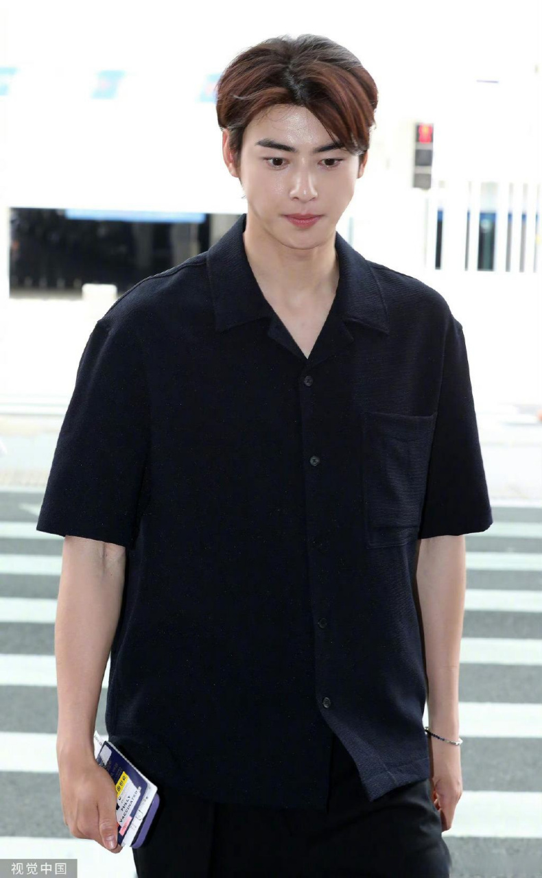 车银优最新机场图,其实这个状态其实还可以,就是有点儿肿,帅哥就算肿